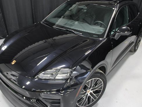 Certified 2025 Porsche Macan Electric image 12