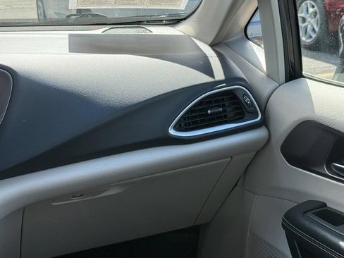 Used 2022 Chrysler Pacifica Touring-L FWD image 12