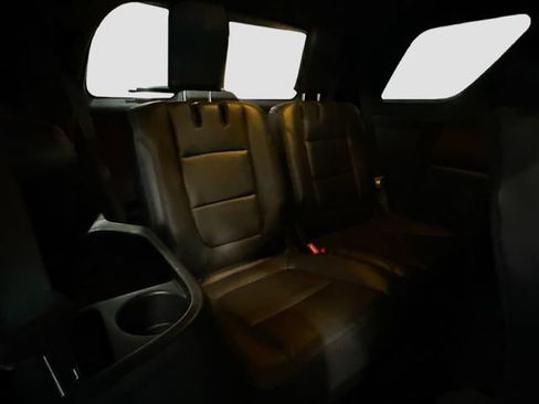 Used 2017 Ford Explorer XLT w/ Equipment Group 202A AWD/4WD image 29