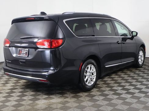 Used 2020 Chrysler Pacifica Touring-L image 9
