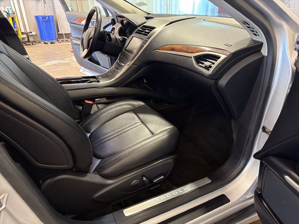 Used 2016 Lincoln MKZ FWD image 18