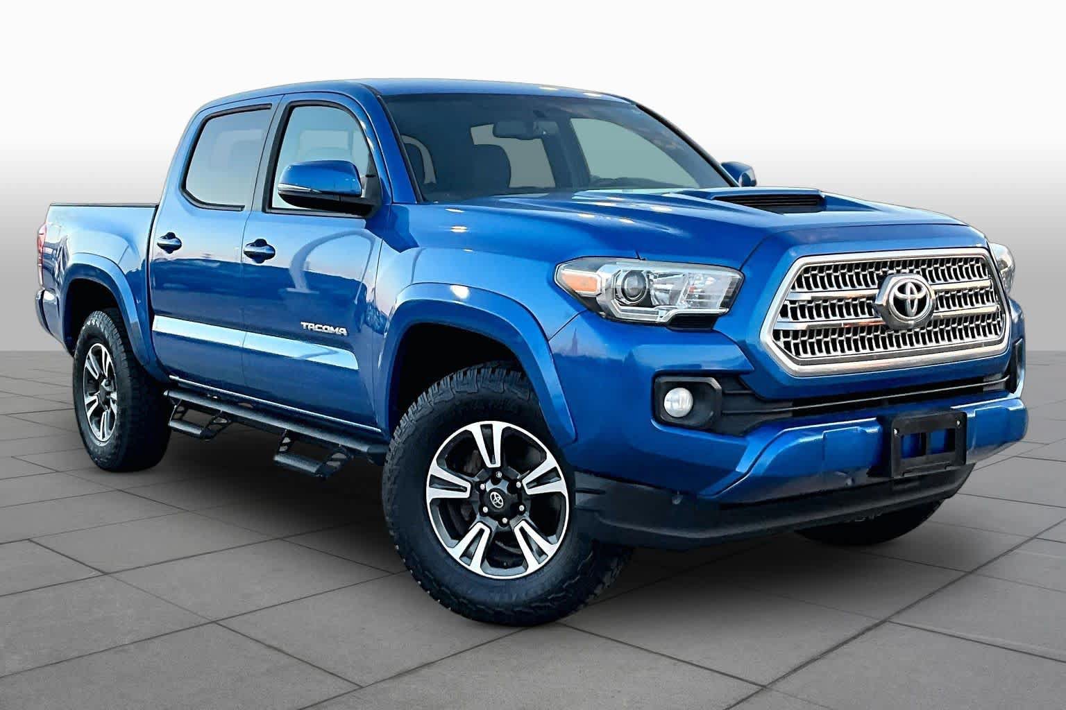 Used 2017 Toyota Tacoma TRD Sport w/ Tow Package RWD image 3