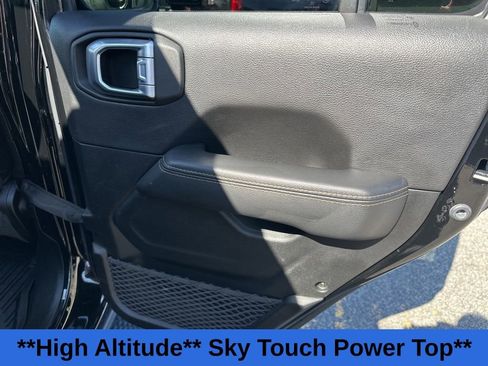 Used 2022 Jeep Wrangler Unlimited Sahara image 17