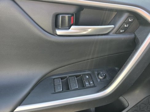 Used 2023 Toyota RAV4 Limited image 17