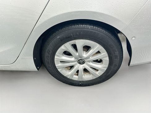 Used 2020 Toyota Prius LE FWD image 11
