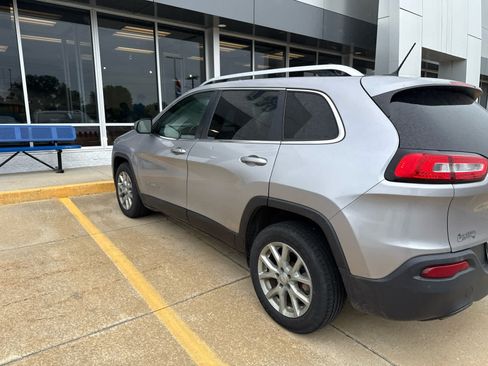 Used 2018 Jeep Cherokee Latitude w/ Cold Weather Group FWD image 6