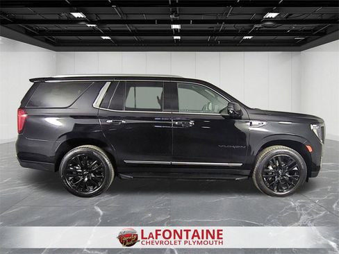 Used 2023 GMC Yukon SLT w/ SLT Premium Package image 9