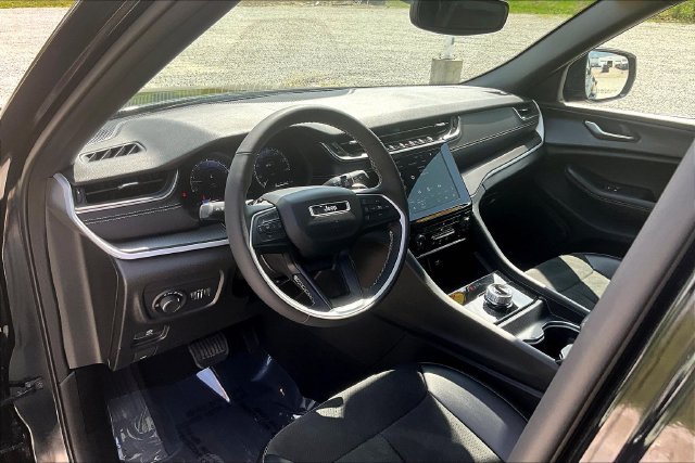 Used 2024 Jeep Grand Cherokee Altitude AWD/4WD image 13