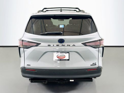 Used 2023 Toyota Sienna XLE Woodland Edition AWD/4WD image 5