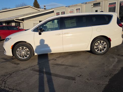 New 2026 Chrysler Pacifica Select image 7