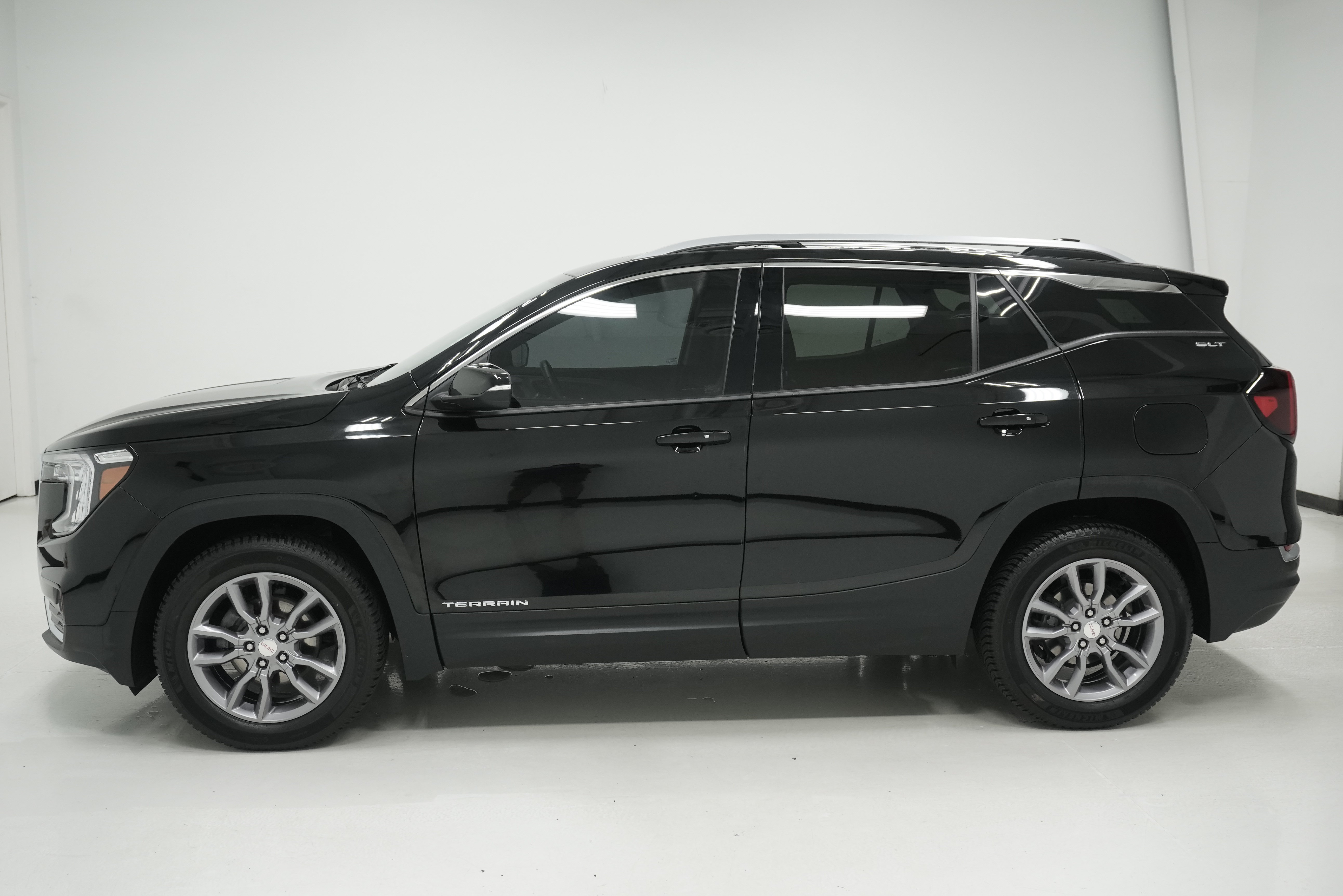 Used 2023 GMC Terrain SLT w/ Infotainment Package II AWD/4WD image 7