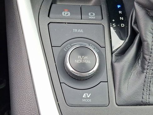 Used 2022 Toyota RAV4 XLE image 24