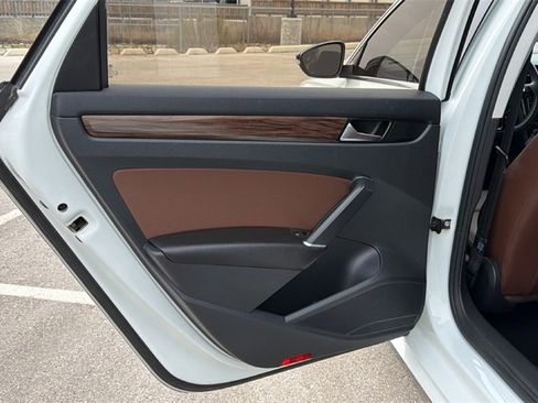 Used 2022 Volkswagen Passat 2.0T image 22