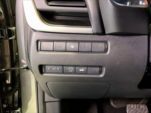 Used 2025 Nissan Rogue SV FWD image 17