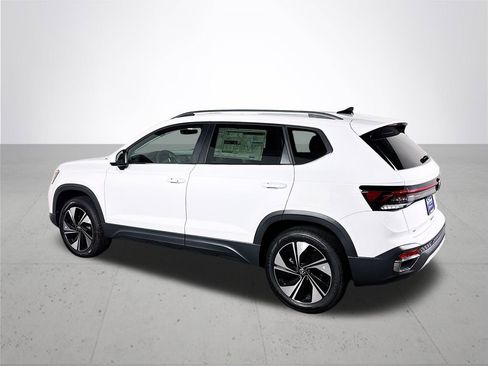 New 2025 Volkswagen Taos SE image 8
