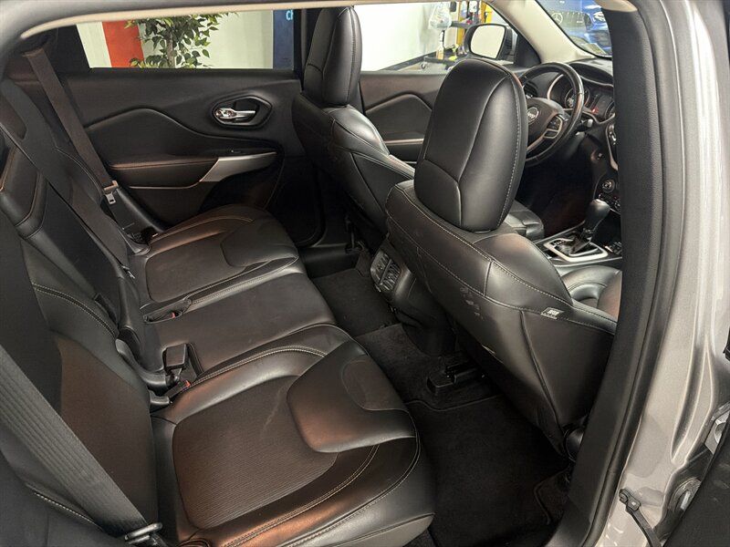 Used 2018 Jeep Cherokee Latitude Plus w/ Comfort/Convenience Group FWD image 43