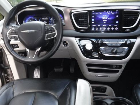 Used 2017 Chrysler Pacifica Touring-L image 19