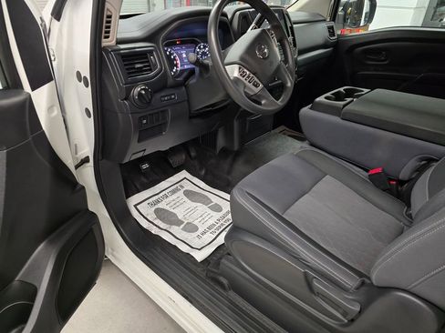 Used 2022 Nissan Titan S image 16
