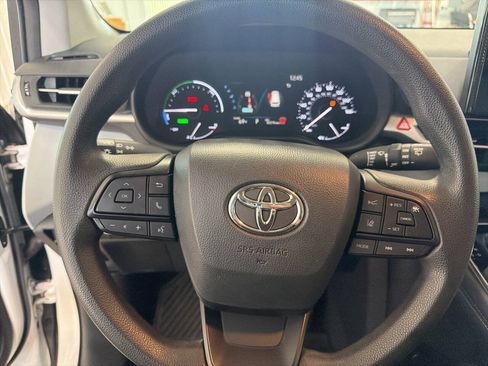 Used 2025 Toyota Sienna LE FWD image 18