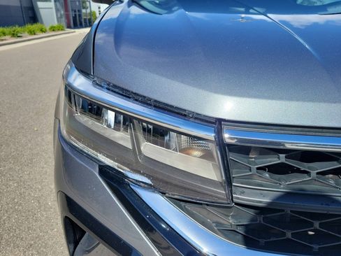 Certified 2022 Volkswagen Taos SE image 28