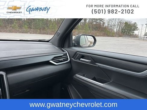 Used 2025 GMC Acadia Elevation image 25