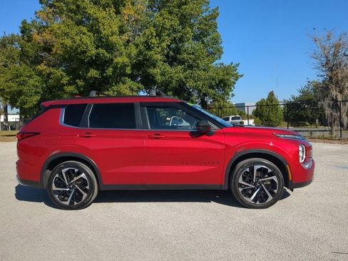 Used 2023 Mitsubishi Outlander SE image 3