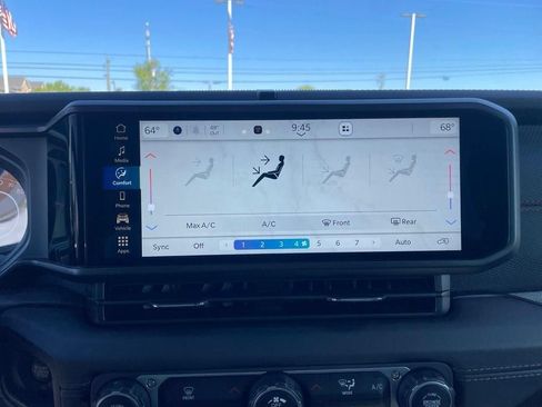 Used 2025 Jeep Wrangler Unlimited Rubicon AWD/4WD image 26