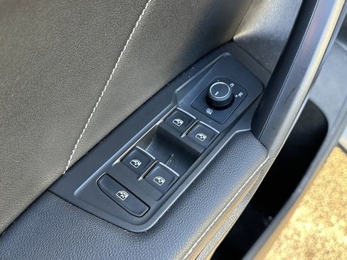 Used 2023 Volkswagen Tiguan SE R-Line image 10