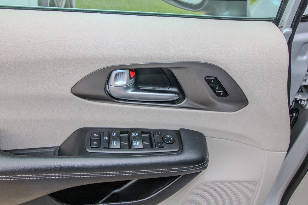 Used 2024 Chrysler Pacifica Touring-L FWD image 13