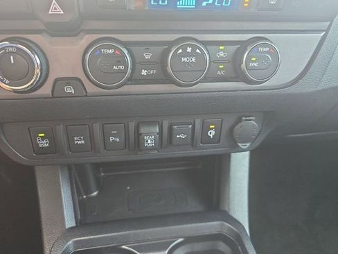 Used 2020 Toyota Tacoma TRD Off-Road w/ TRD Premium Off Road Package AWD/4WD image 24