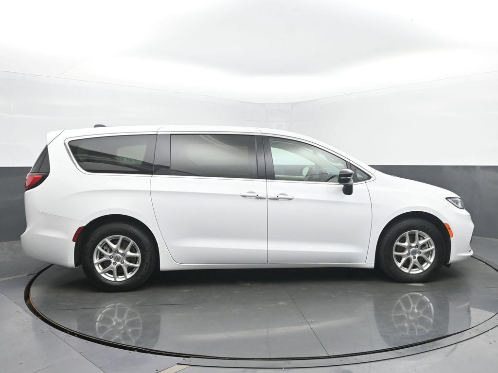 Used 2024 Chrysler Pacifica Touring-L FWD image 7