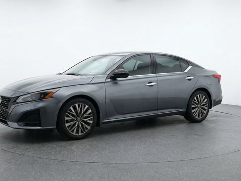 Used 2025 Nissan Altima 2.5 SV image 3