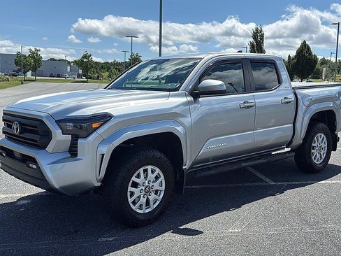 Used 2025 Toyota Tacoma SR5 AWD/4WD image 12