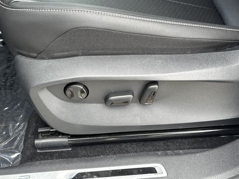 Certified 2023 Volkswagen Tiguan SE R-Line FWD image 22