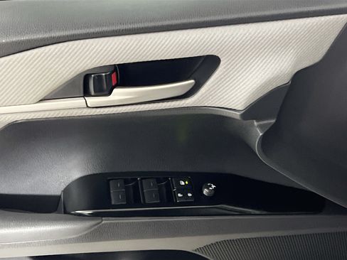 Used 2025 Toyota Camry SE FWD image 17
