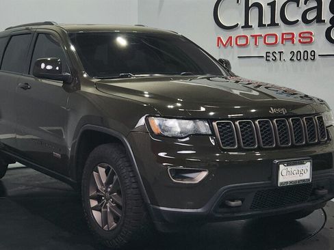 Used 2017 Jeep Grand Cherokee Laredo AWD/4WD image 2