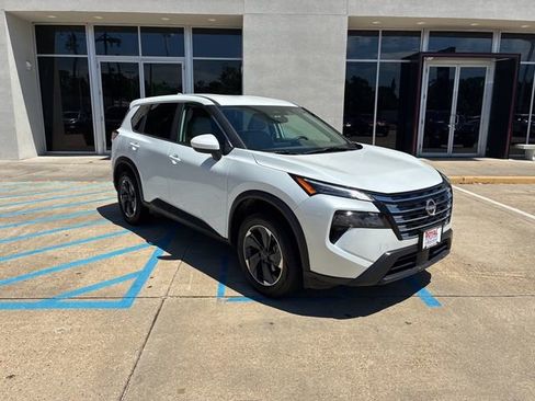 Used 2025 Nissan Rogue SV image 1