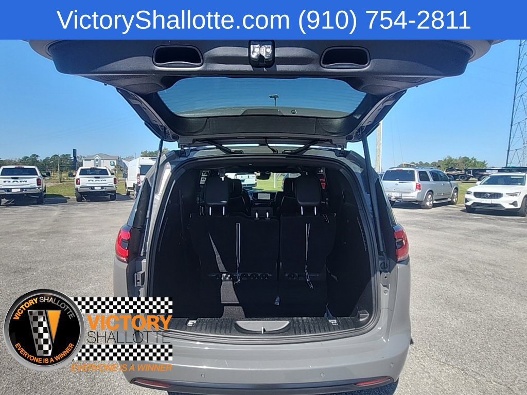 Used 2025 Chrysler Pacifica Limited FWD image 35