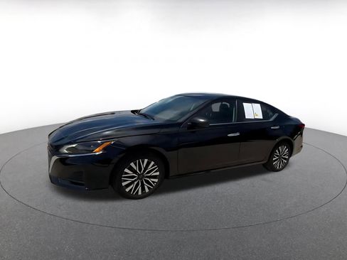 Used 2025 Nissan Altima 2.5 SV FWD image 8