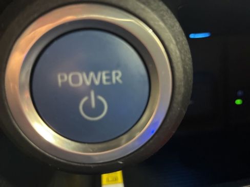 Used 2022 Toyota Venza XLE image 26