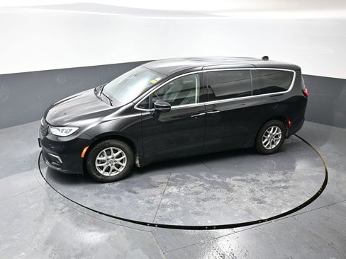 Used 2024 Chrysler Pacifica Touring-L image 19