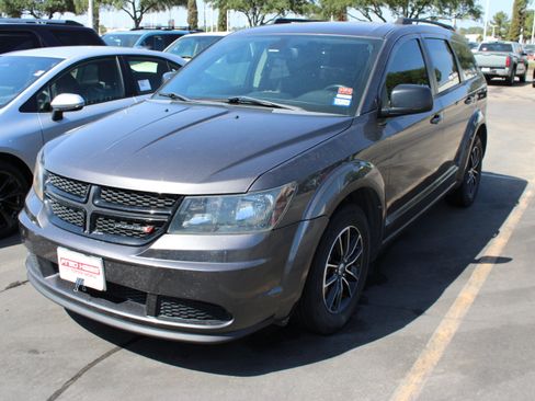 Used 2018 Dodge Journey SE w/ Connectivity Group FWD image 5