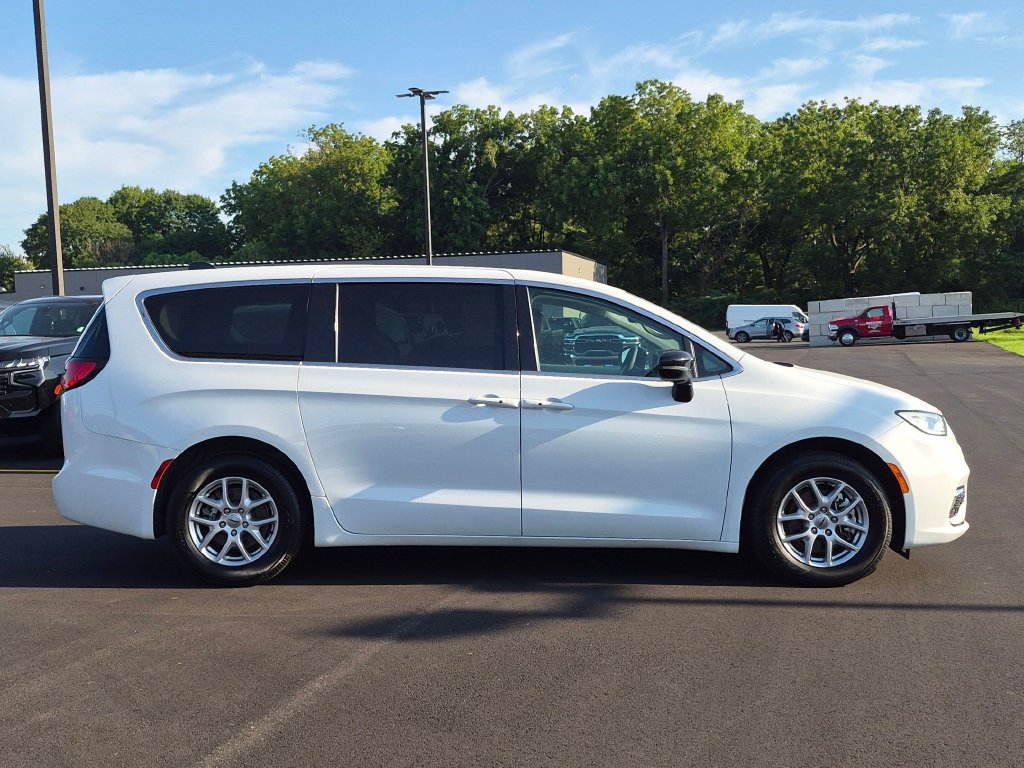 Used 2024 Chrysler Pacifica Touring-L FWD image 8