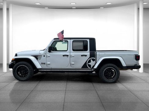Used 2022 Jeep Gladiator Sport image 2