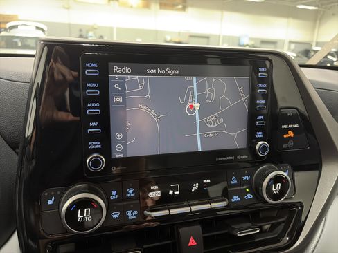 Used 2021 Toyota Highlander XLE AWD/4WD image 21