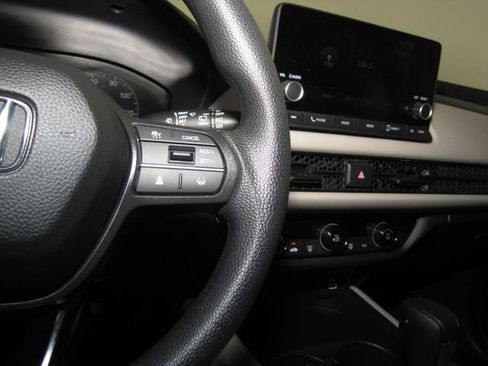 Certified 2025 Honda HR-V LX image 6