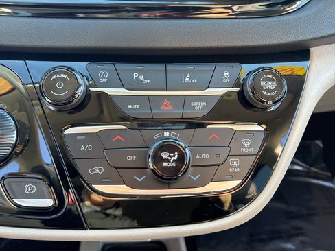 Certified 2024 Chrysler Pacifica Touring-L image 17