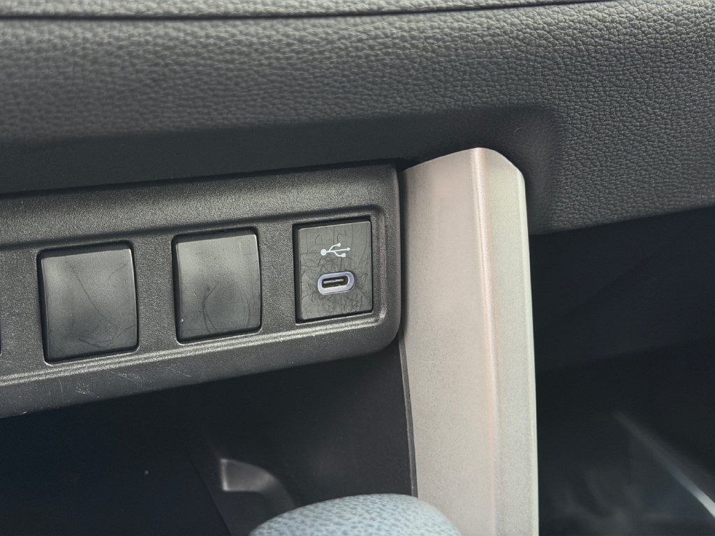 Used 2025 Toyota Corolla Cross LE FWD image 21