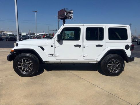Used 2025 Jeep Wrangler Sahara image 6