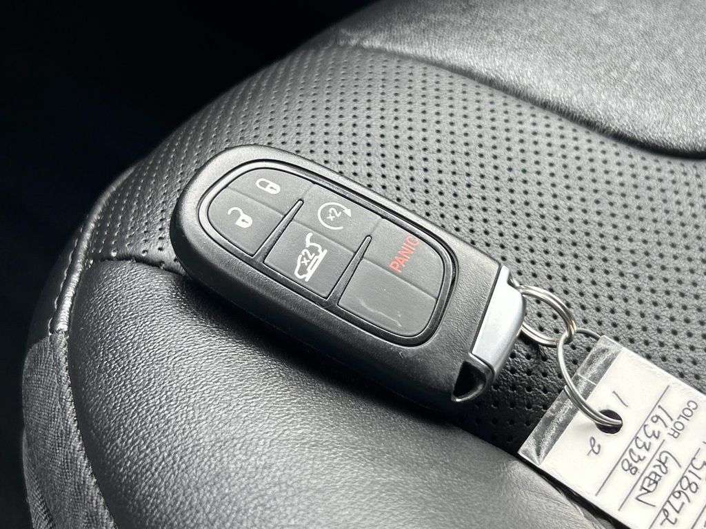 Used 2021 Jeep Cherokee Latitude Lux w/ Comfort/Convenience Group AWD/4WD image 36